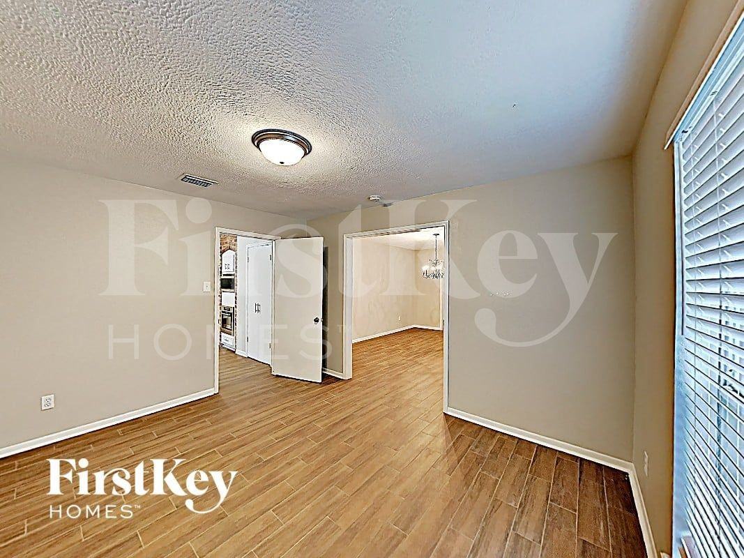 2511 Riverlawn Dr - Photo 2 of 18