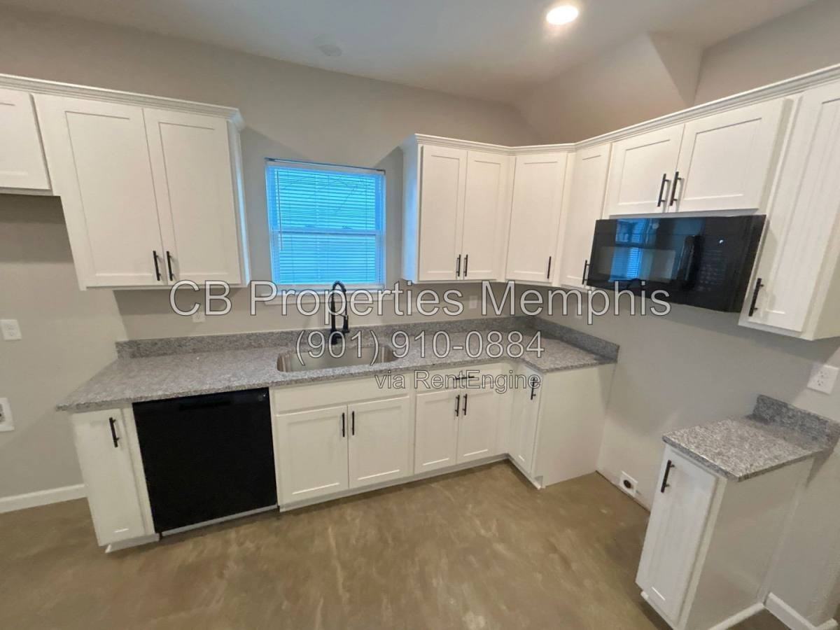671 Pearce St - Photo 2 of 10