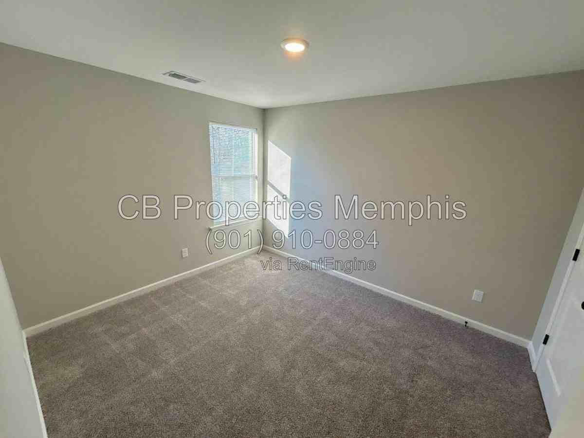 671 Pearce St - Photo 3 of 10