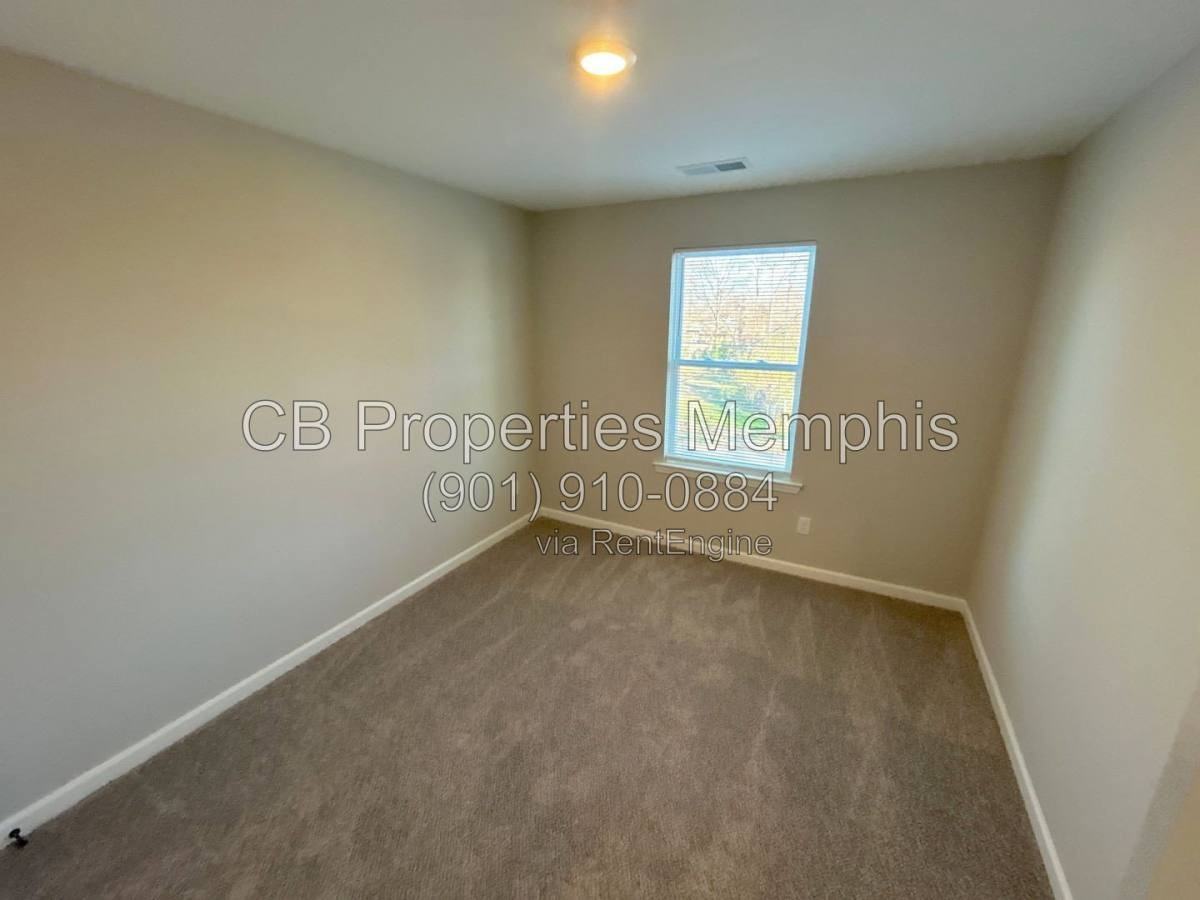 671 Pearce St - Photo 4 of 10