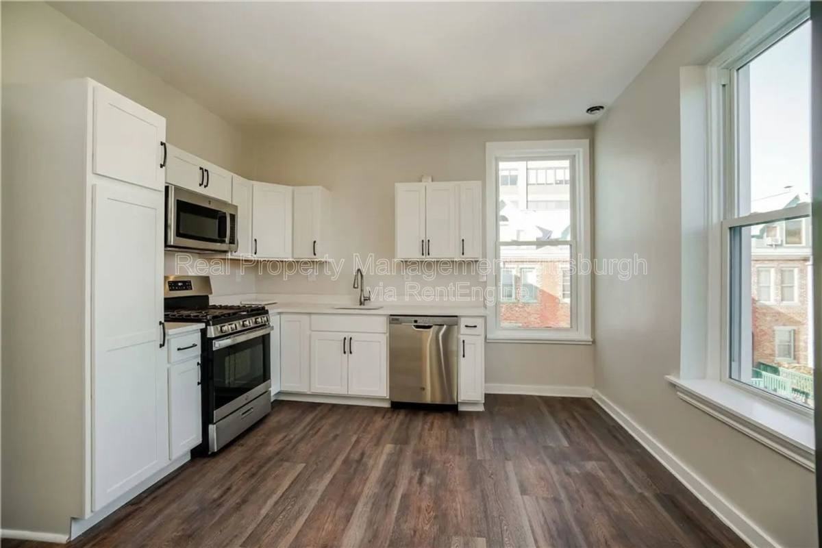 2123 Sidney St - Photo 3 of 15