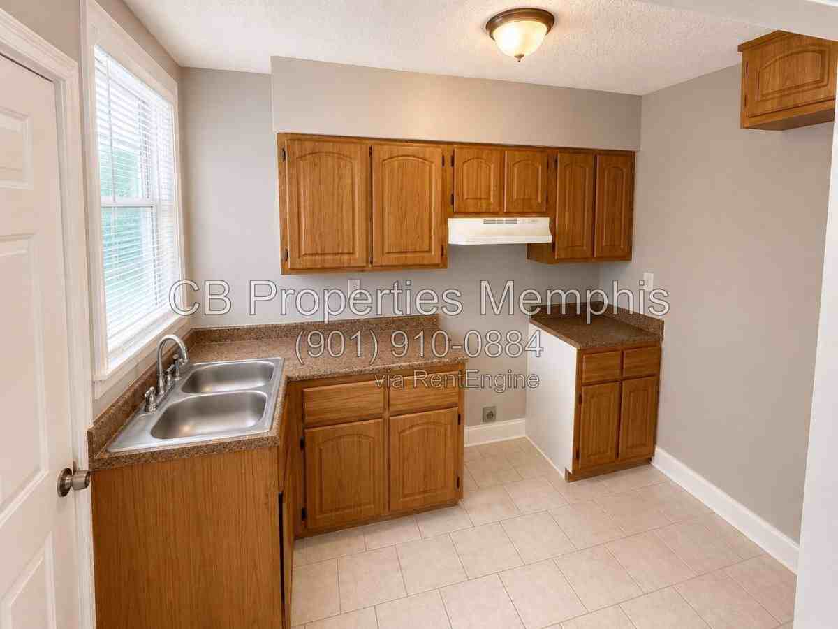 1018 Mcevers Cir - Photo 2 of 10