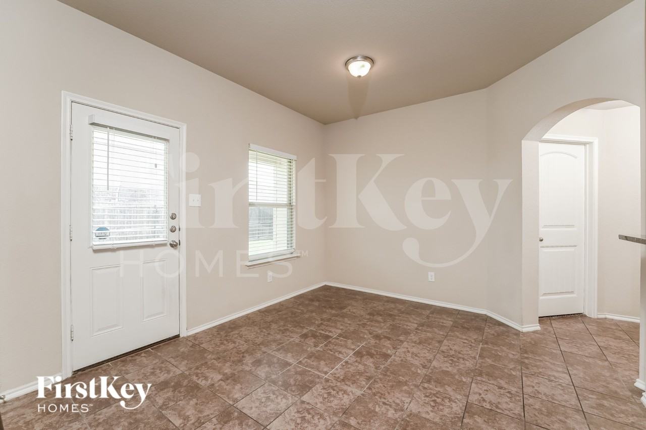 1800 Arbordale Way - Photo 6 of 17
