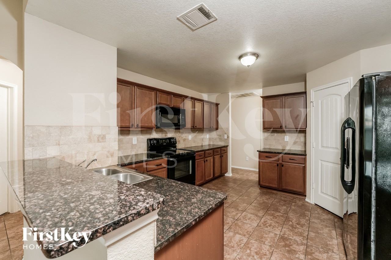 1800 Arbordale Way - Photo 7 of 17
