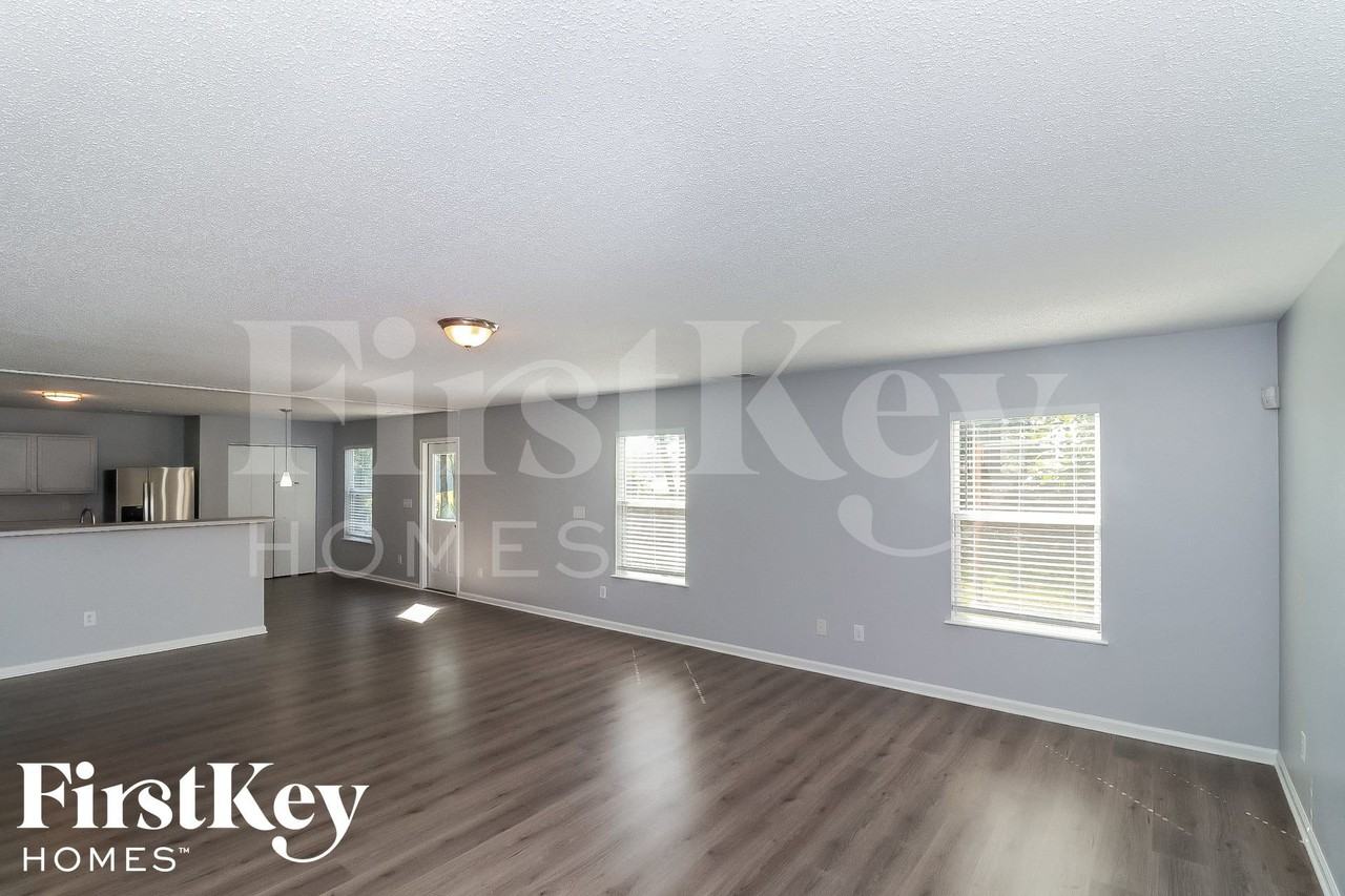 1033 Sycamore Ln - Photo 3 of 16