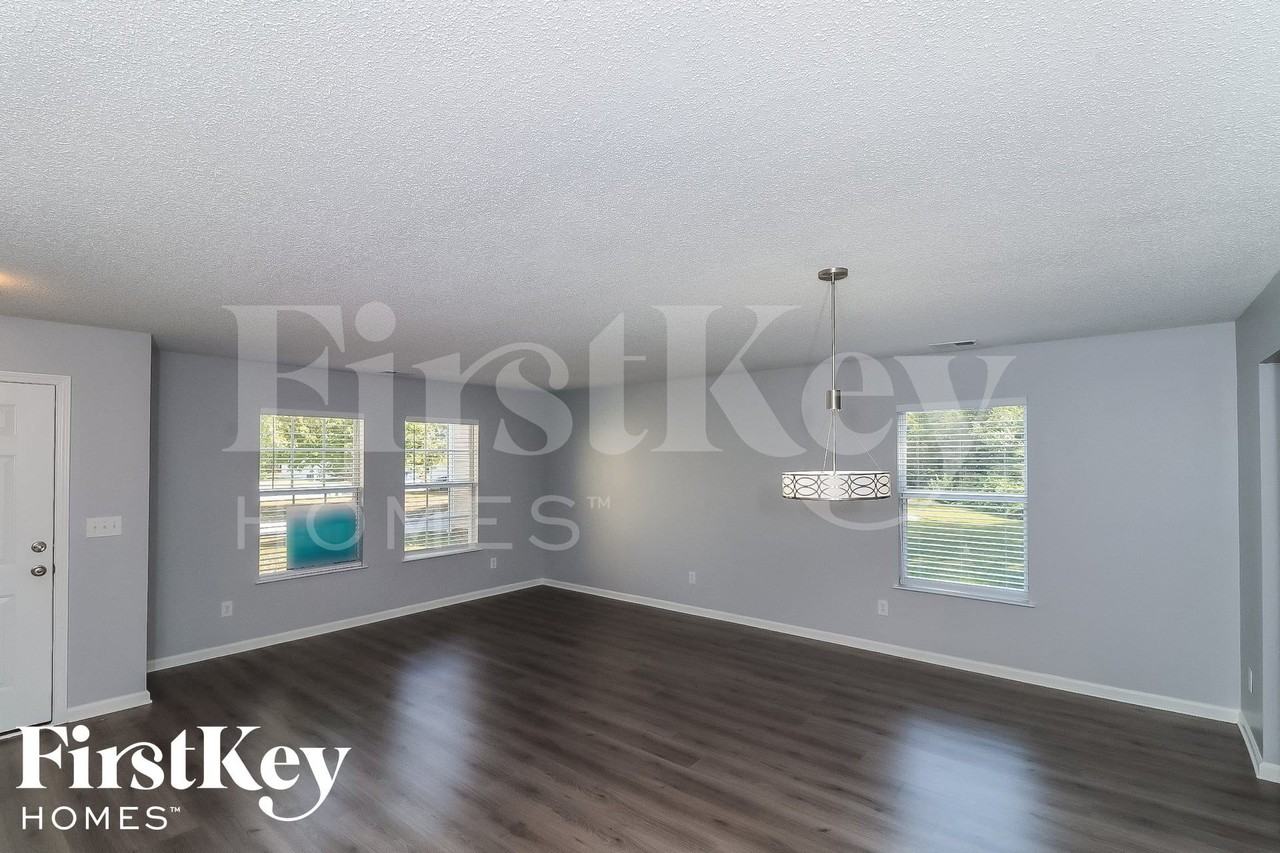 1033 Sycamore Ln - Photo 4 of 16