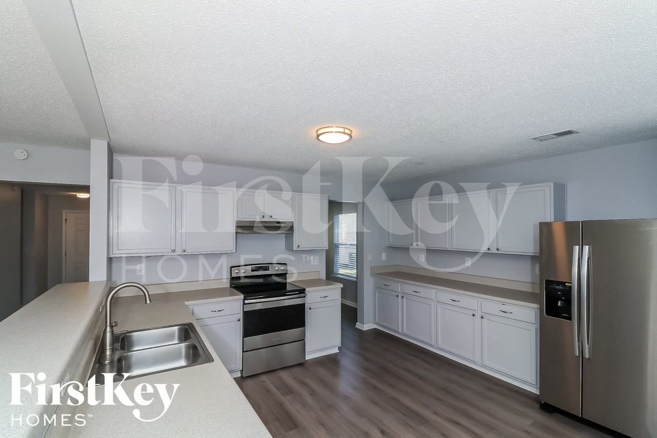 1033 Sycamore Ln - Photo 5 of 16