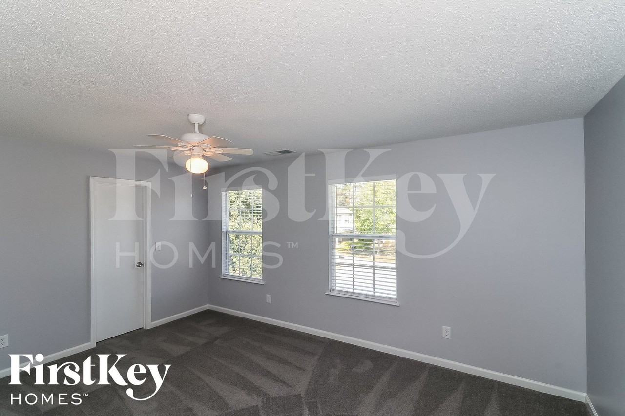 1033 Sycamore Ln - Photo 7 of 16