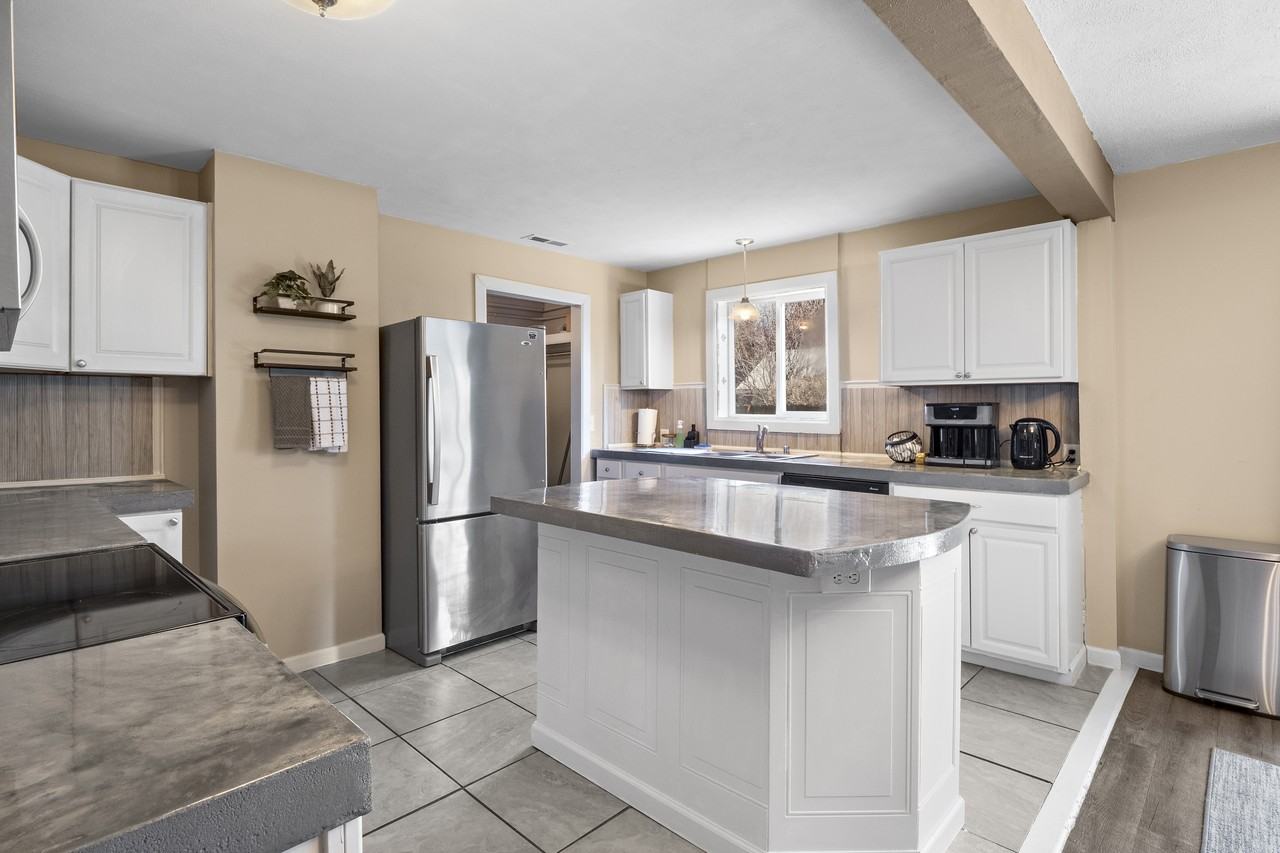 719 E 9th Ave - Photo 3 of 20