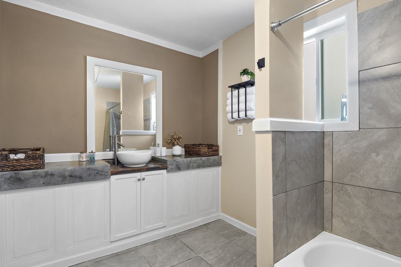 719 E 9th Ave - Photo 5 of 20
