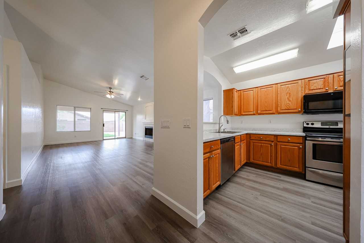 10845 E Dragoon Ave - Photo 4 of 40