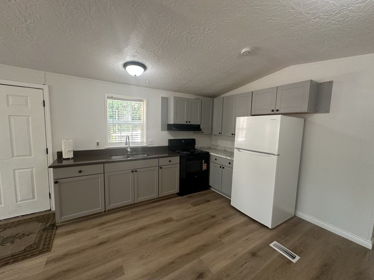 100 E Kilmarnock Rd - Photo 3 of 12