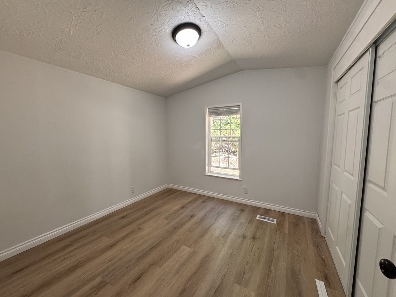 100 E Kilmarnock Rd - Photo 4 of 12
