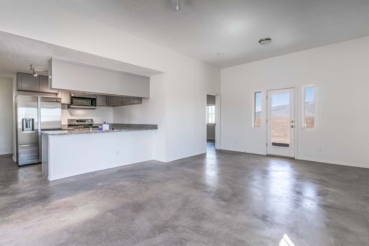 1517 Meadowlark Ln Se - Photo 2 of 28