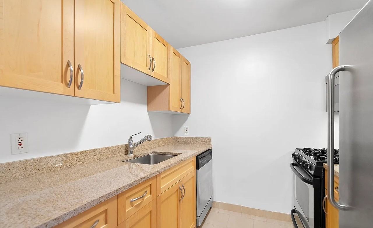 250 E 30th St - Photo 3 of 10