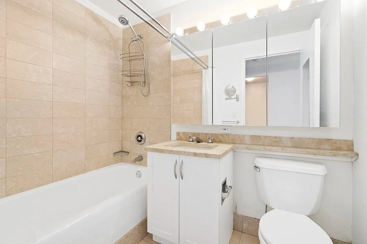 250 E 30th St - Photo 4 of 10