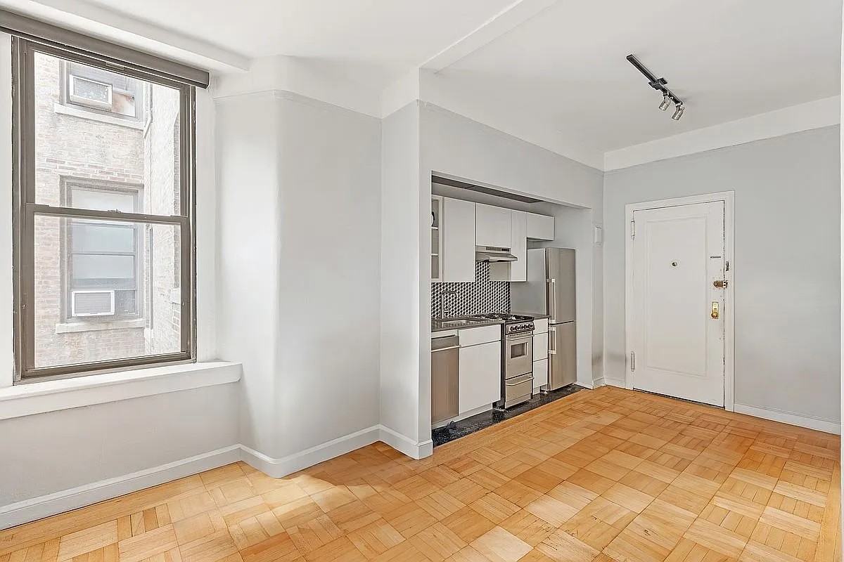 504 W 110th St - Photo 3 of 5