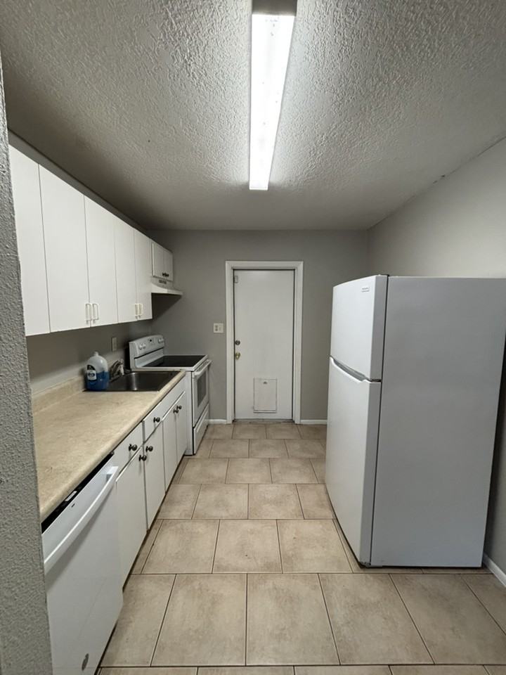 10117 N Aster Ave - Photo 2 of 11