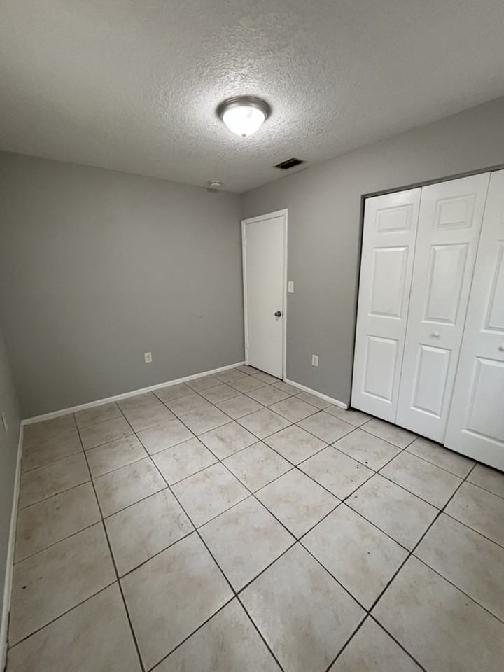 10117 N Aster Ave - Photo 5 of 11