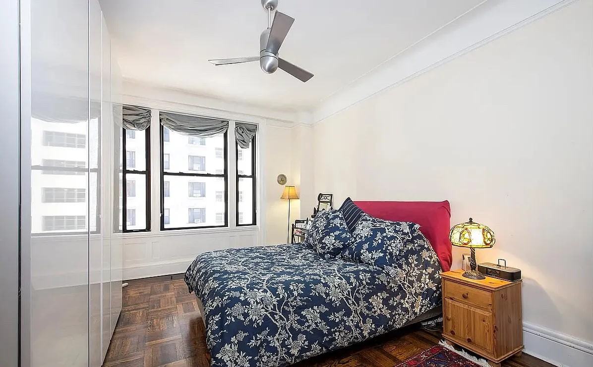 200 W 54th St - Photo 4 of 4