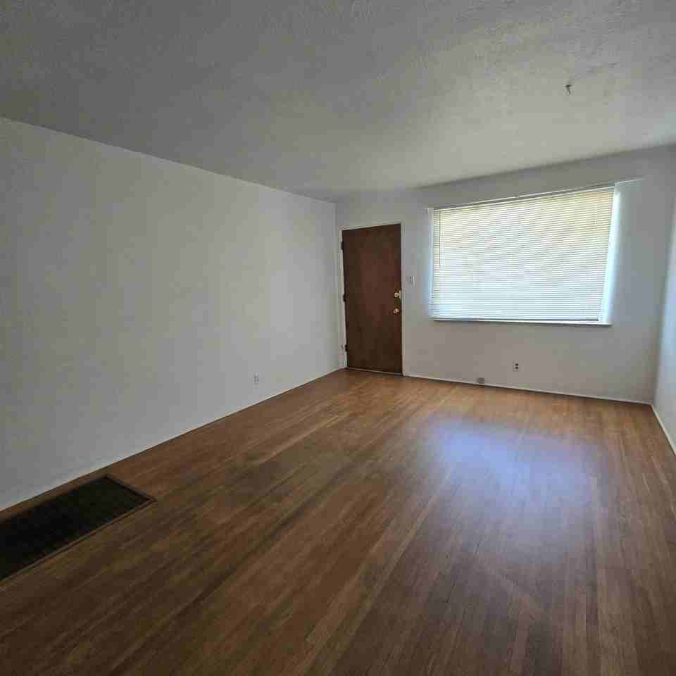 5010 Roma Ave Ne - Photo 3 of 14