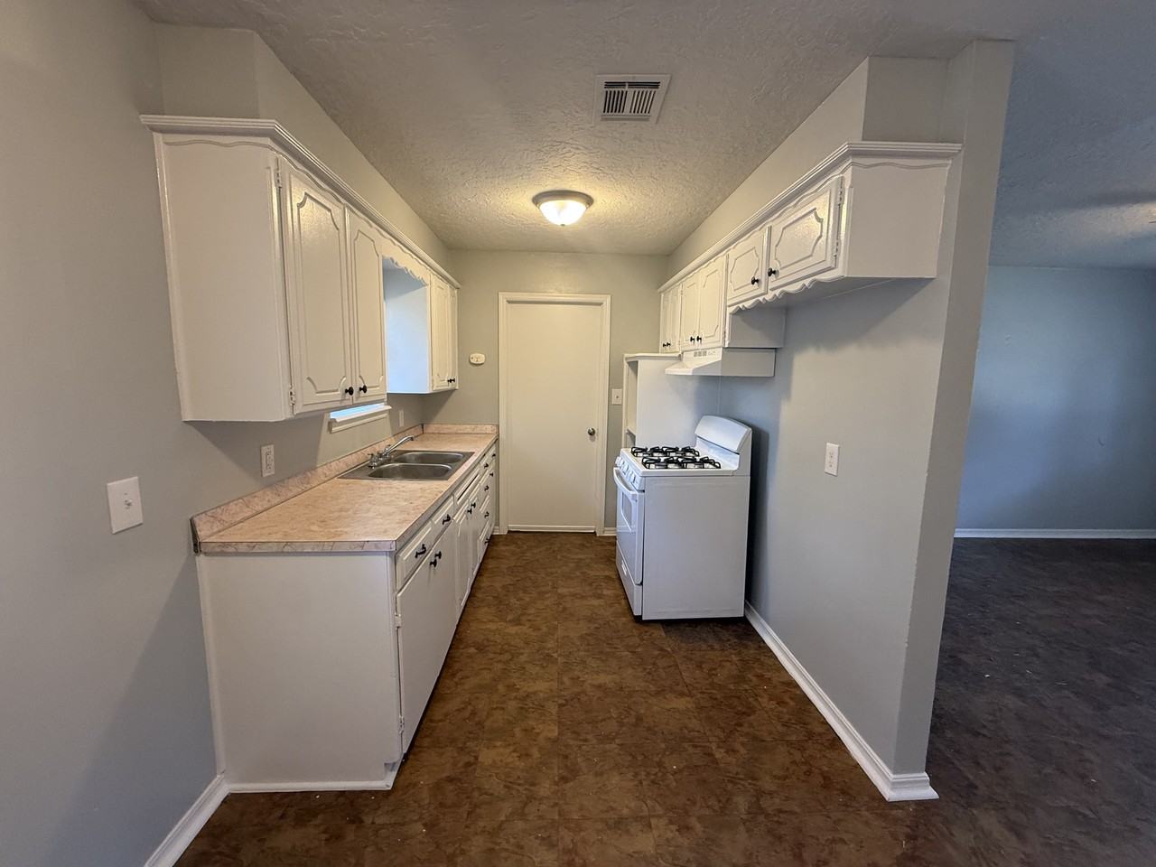 1320 Parkwoods Ter - Photo 4 of 16