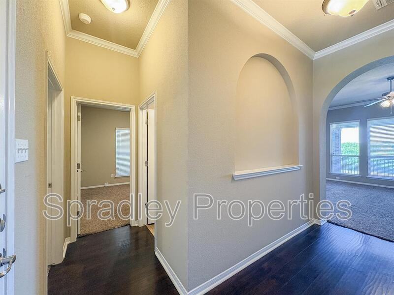 820 Glenstone Dr - Photo 3 of 22