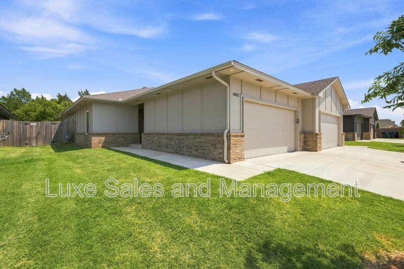 10912 Oak Hollow Dr