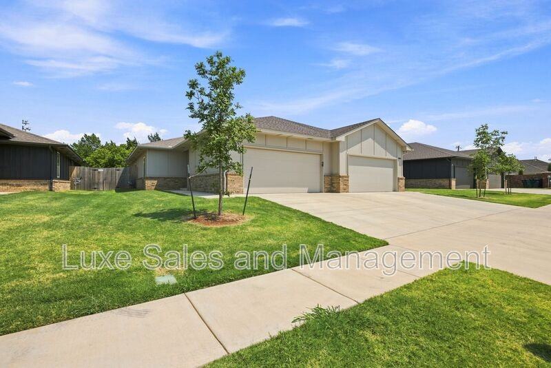10912 Oak Hollow Dr - Photo 2 of 20
