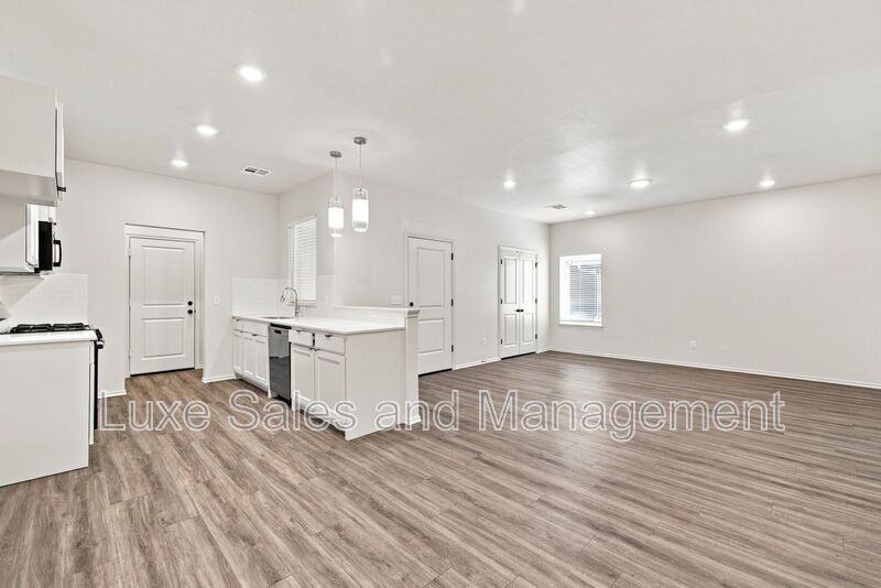 10912 Oak Hollow Dr - Photo 4 of 20