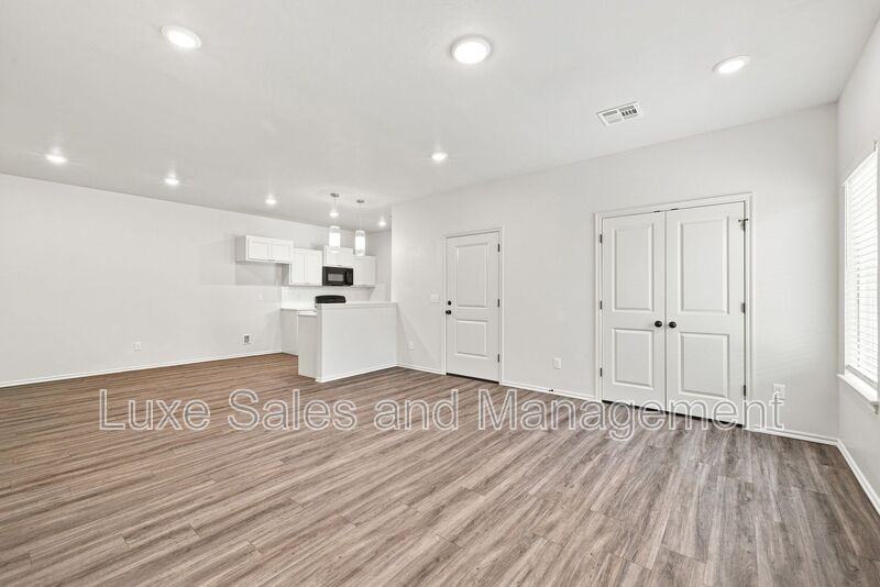 10912 Oak Hollow Dr - Photo 5 of 20