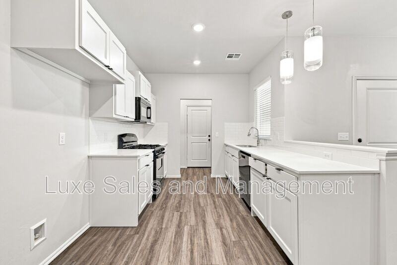 10912 Oak Hollow Dr - Photo 6 of 20