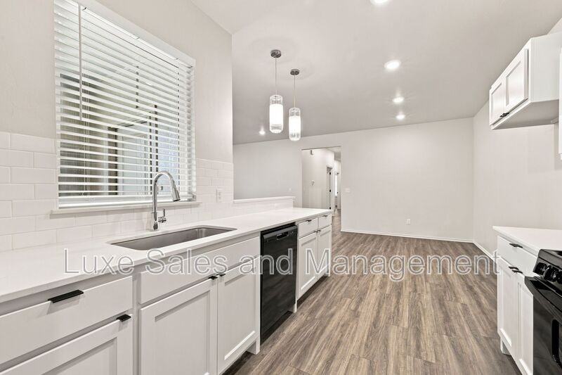 10912 Oak Hollow Dr - Photo 7 of 20