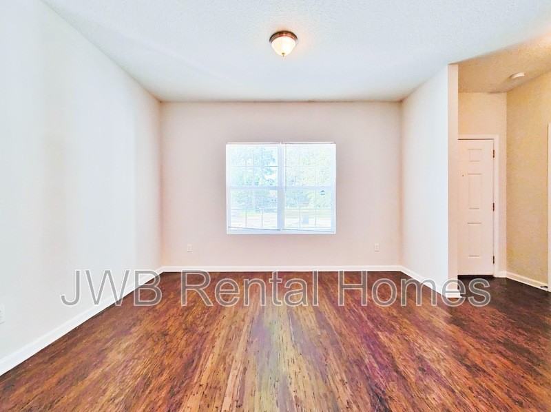 6221 Lamar Dr E - Photo 4 of 11