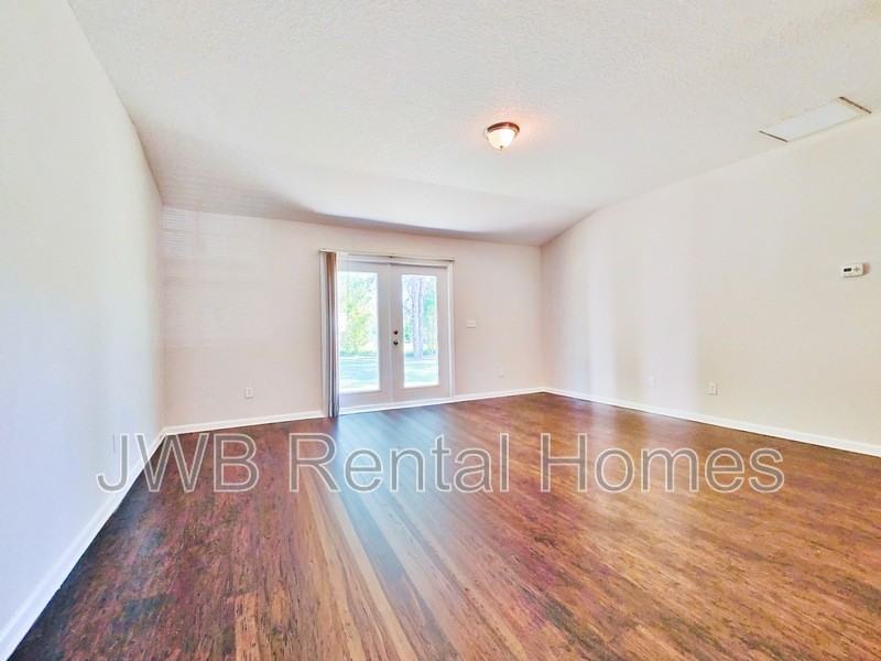 6221 Lamar Dr E - Photo 6 of 11