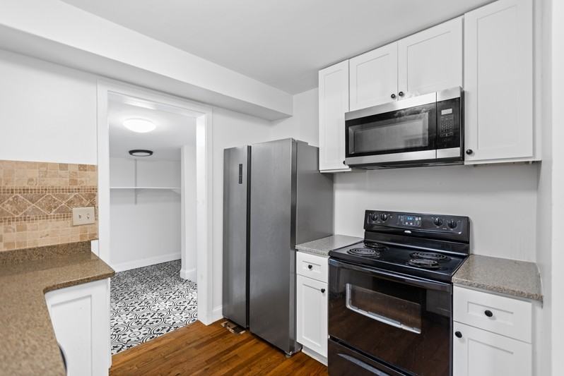 2123 Fenwood Dr - Photo 2 of 10