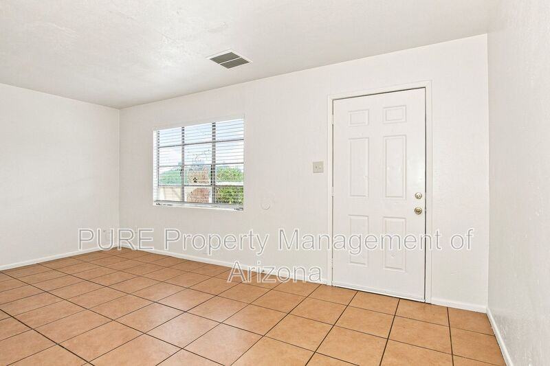 1251 E Rose Ln - Photo 4 of 21