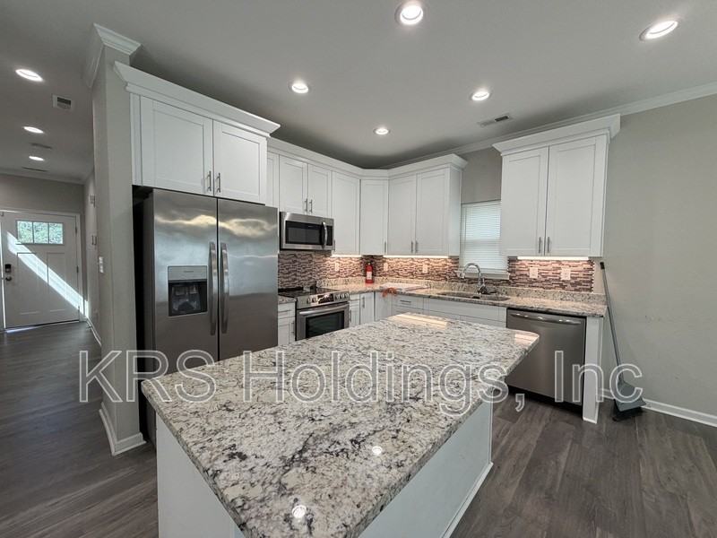 125 Charlotte Ave - Photo 3 of 15