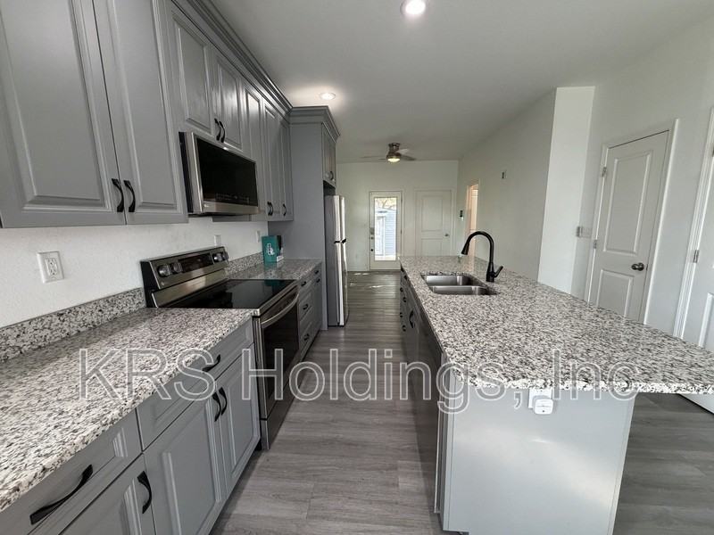 1010 Joyce St - Photo 3 of 15