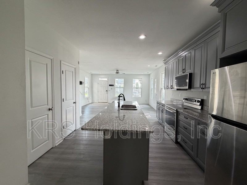 1010 Joyce St - Photo 4 of 15