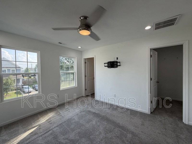 1010 Joyce St - Photo 7 of 15