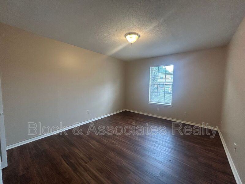 3824 - Photo 5 of 7