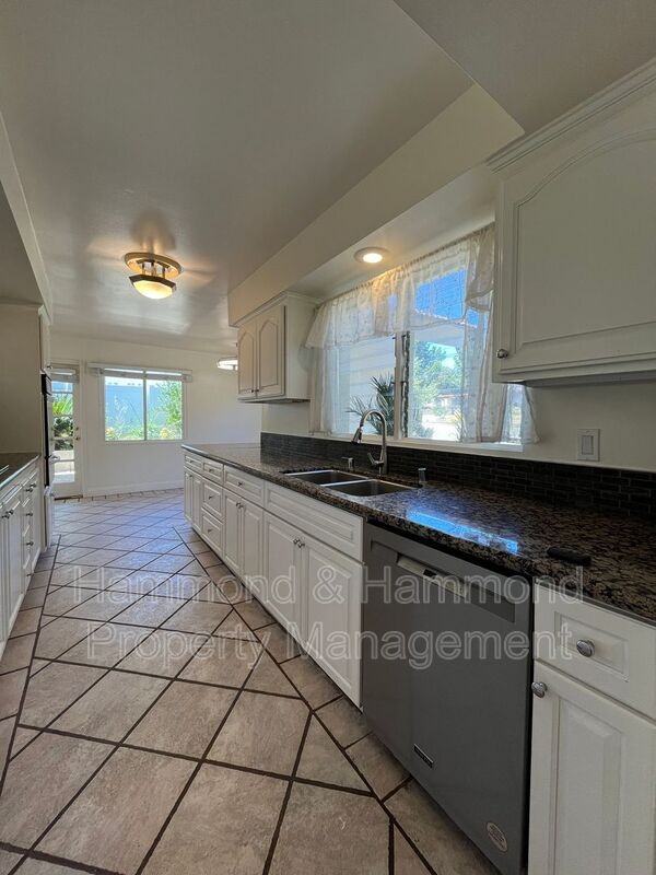 4527 Stark Ave - Photo 7 of 40
