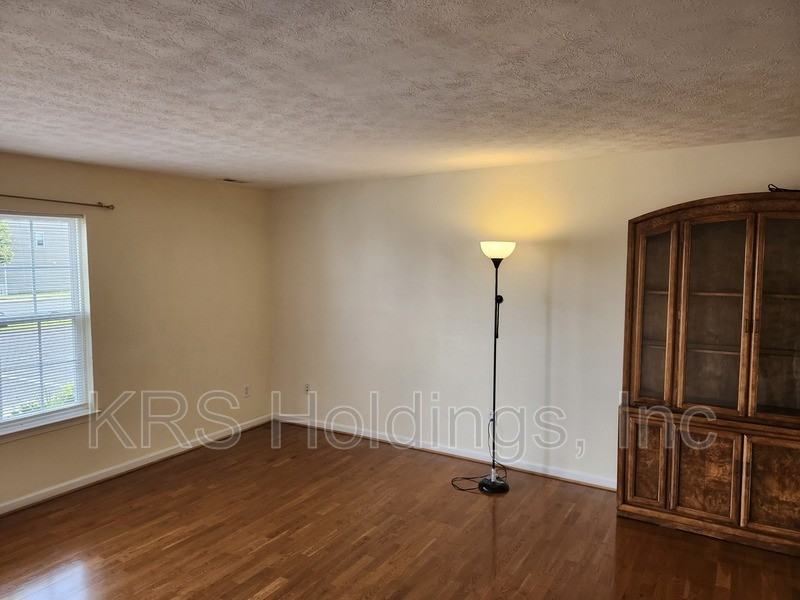 327 Emerson Ln - Photo 3 of 13