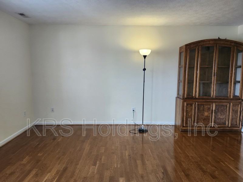 327 Emerson Ln - Photo 4 of 13