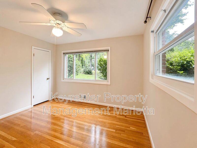 3720 Lake Dr Se - Photo 4 of 32