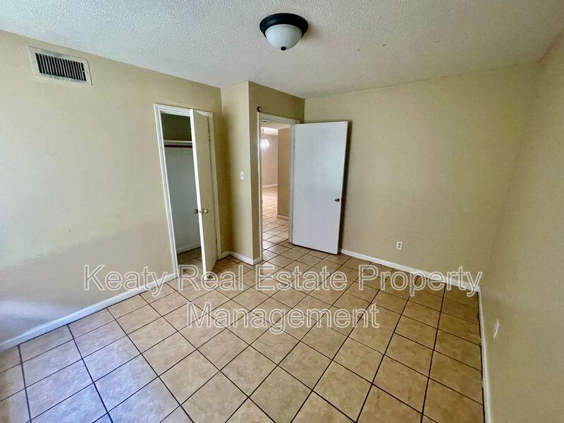 409 Scotsdale St #B - Photo 6 of 11