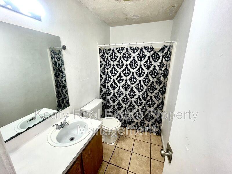 409 Scotsdale St #B - Photo 7 of 11