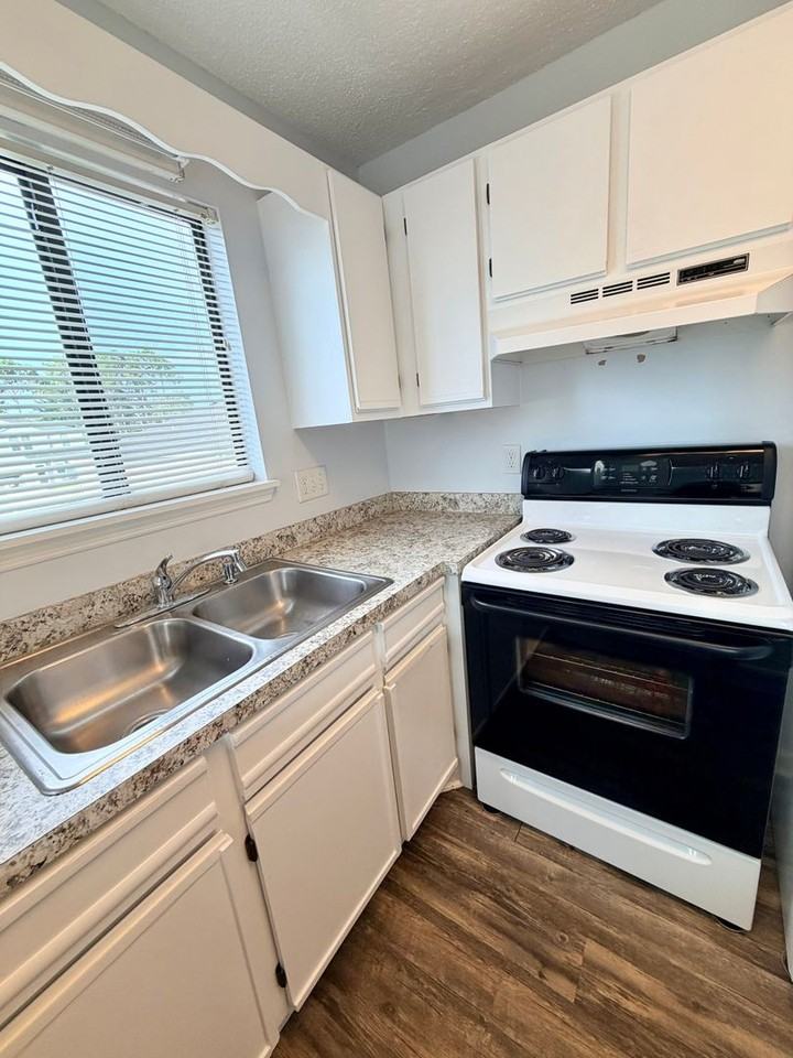 1880 Colony Dr Apt 10b - Photo 3 of 26