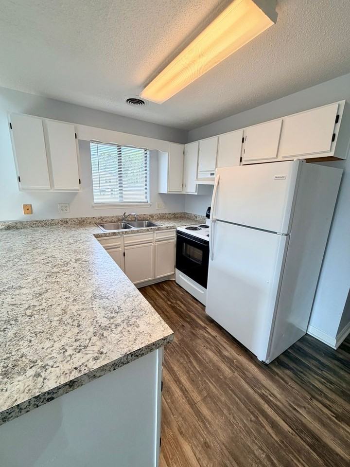 1880 Colony Dr Apt 10b - Photo 4 of 26